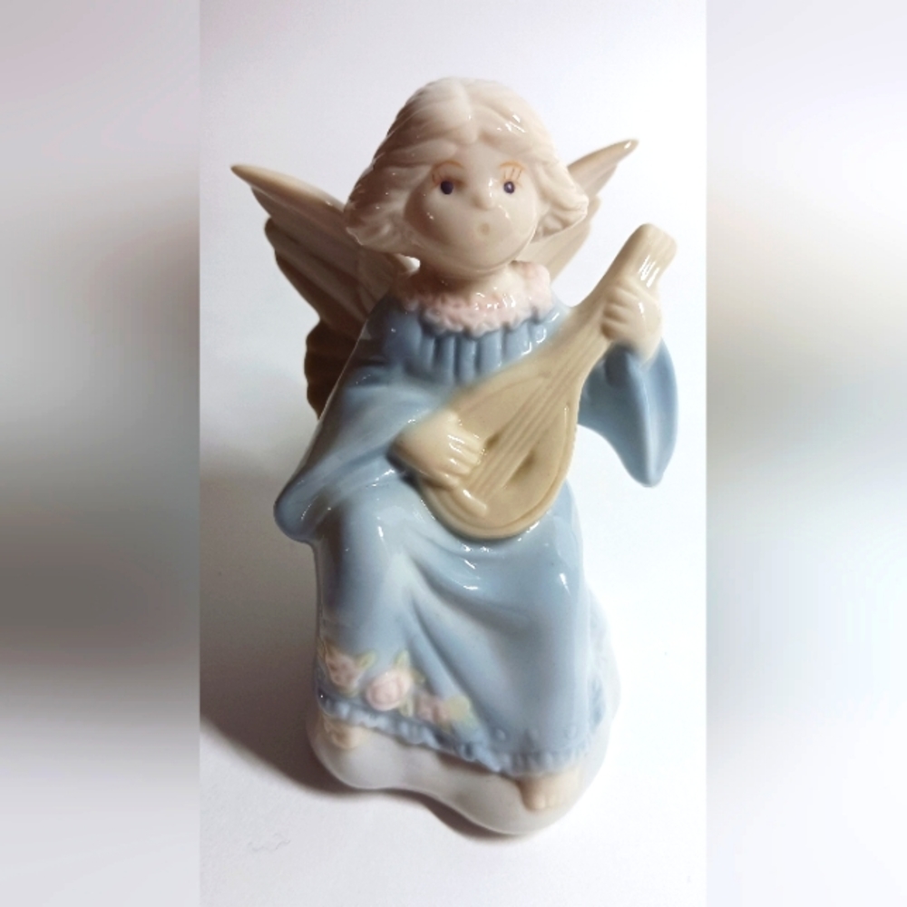 Angel Singing and Playing Mandolin Porcelain #15271 Russ Berrie Figure Christmas